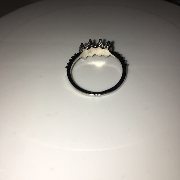 ANGLE DIAMOND RING - Picture 9 of 12